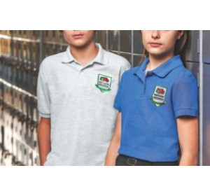 Iskolai ruhák – hímzett, intézményi címerrel ellátott ingek, blúzok